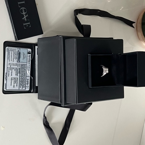 Vera Wang engagement ring. Size 6 - Picture 3 of 6